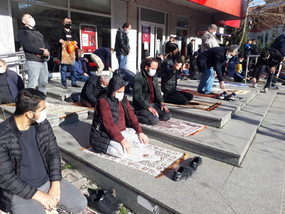 Kısıtlamada Cuma Namazı Kılındı