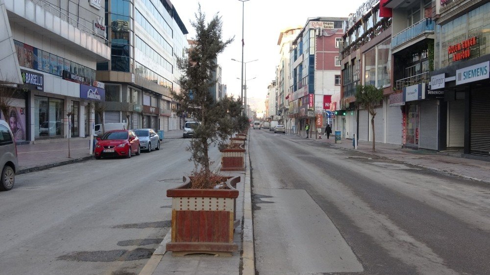 Van Yeni Yılın İlk Gününde Sessizliğe Büründü