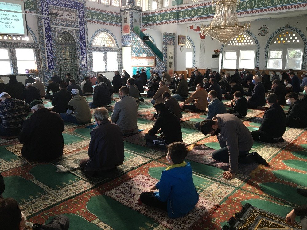 Vatandaşlar Cuma Namazı İçin Evlerine En Yakın Camilere Gitti