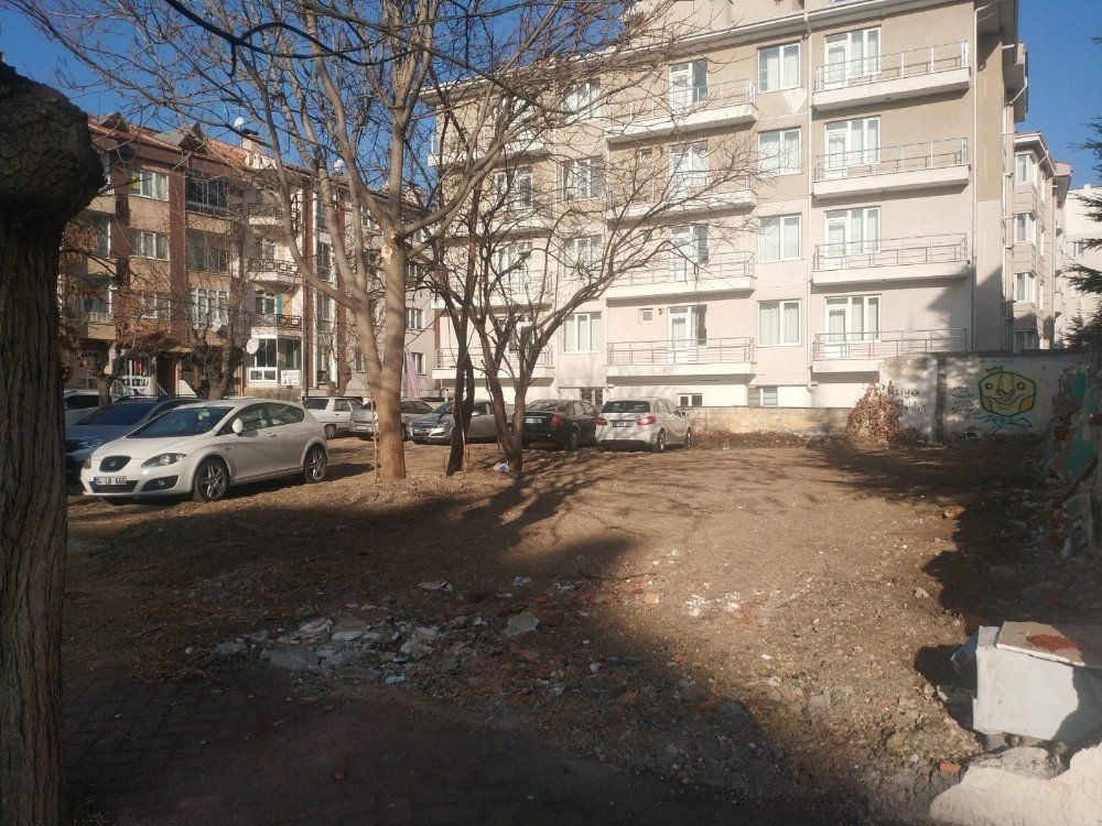 Tehlike Saçan O Ev Yıkıldı