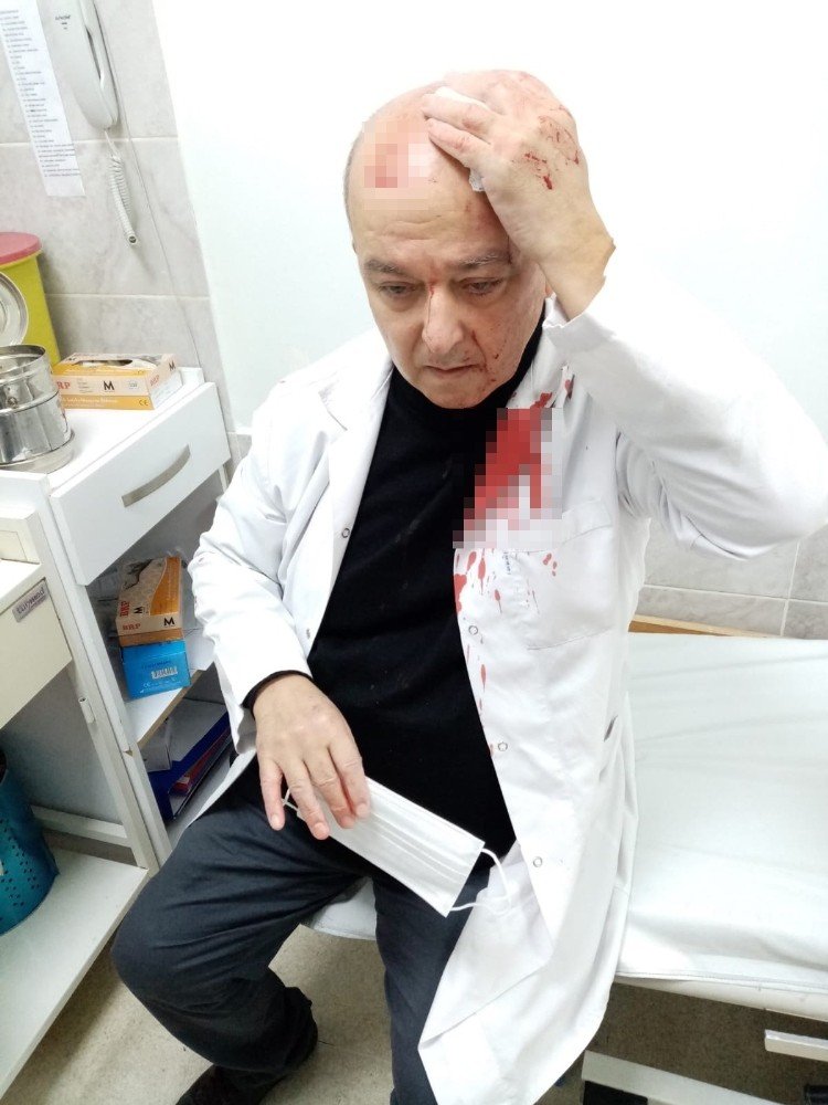 İzmir’de Doktora Taşlı Saldırı: Maske Uyarısı Yapan Doktorun Kafasını Yardı