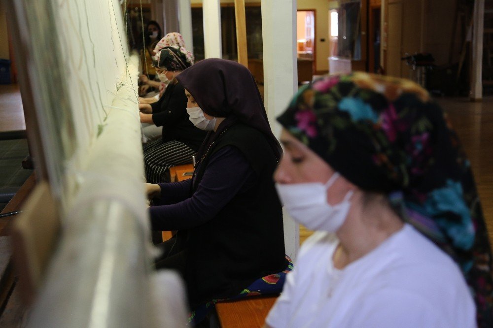 178 Yıllık Osmanlı Yadigarı Fabrikada, Topkapı Sarayı’nın Has Oda Halısı Dokunuyor
