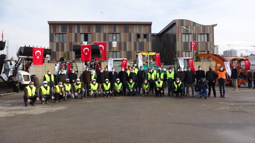 Van Büyükşehir Belediyesi Filosuna 12 İş Makinesini Daha Aldı