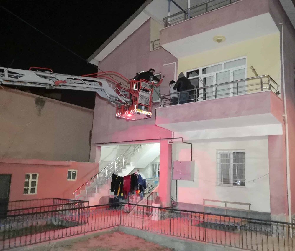 Kendisine Emanet Edilen Evi Soyan Kiracı Suçüstü Yakalanıp İtfaiye Merdiveniyle İndirildi