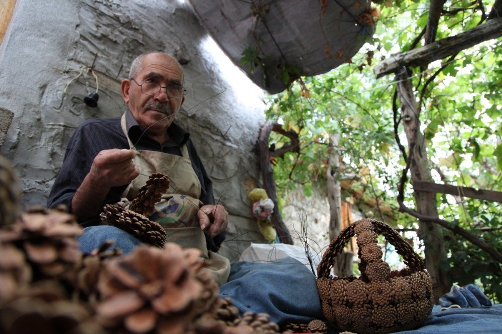 Çam Kozalaklarını Sanat Eserine Dönüştürüyor