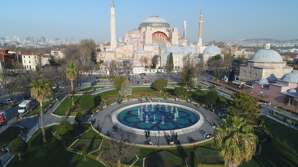Kısıtlamada Sultanahmet Meydanı’na Turist Akını