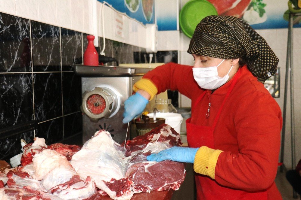 Kadın Kasap Erkek Meslektaşları İle Yarışıyor