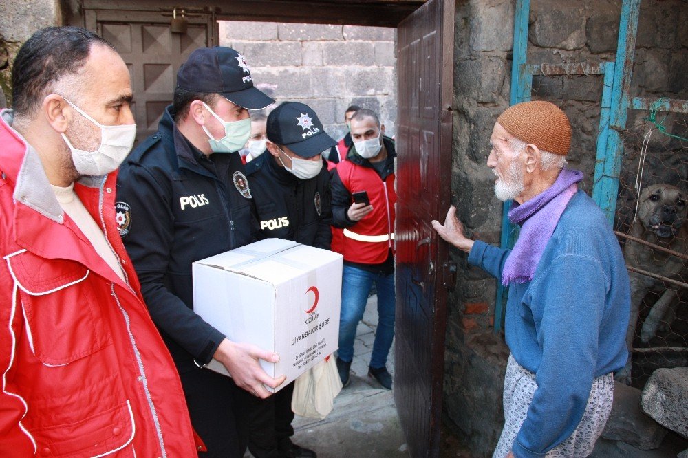 Diyarbakır’da Vefa Sosyal Destek Grubu, İhtiyaç Sahiplerini Yalnız Bırakmıyor