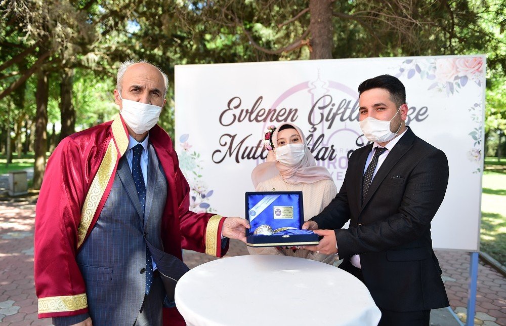 Korona Mutluluklarına Engel Olmadı