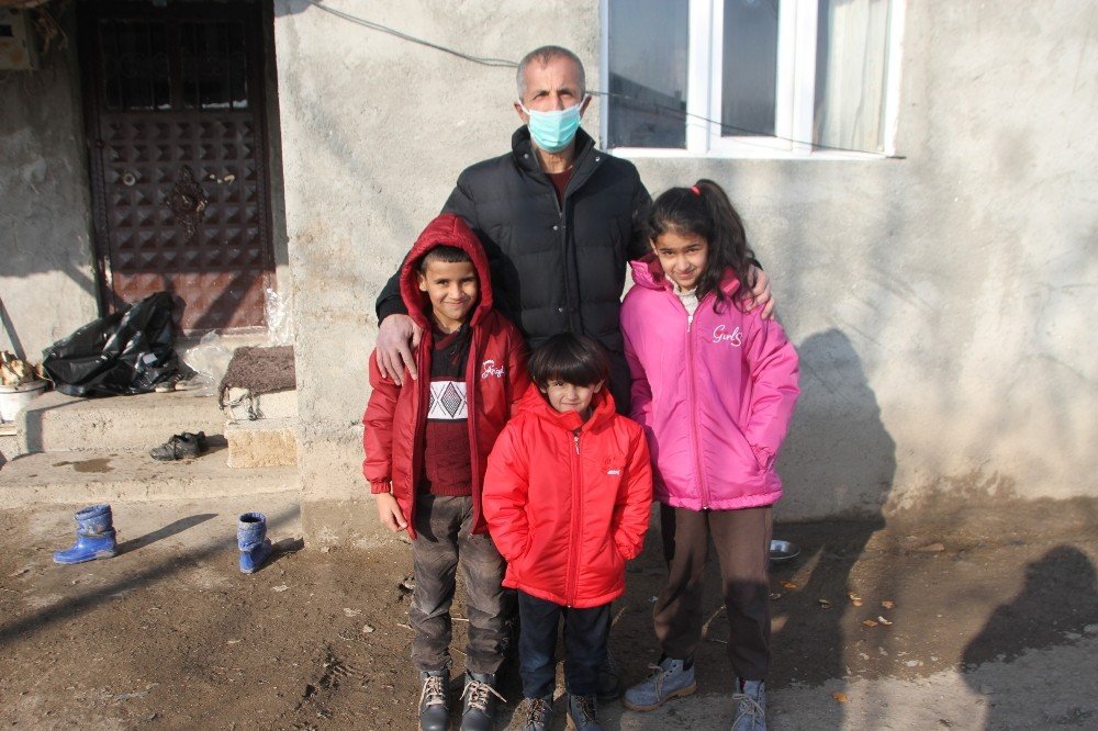 Muhtar Başaran’dan İhtiyaç Sahiplerine Kıyafet Yardımı