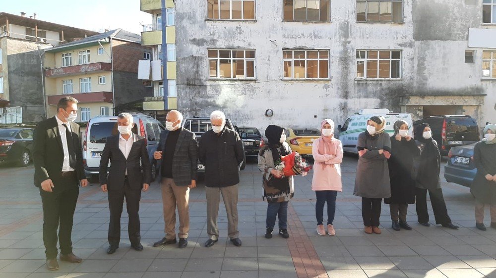 Covid 19’u Yenen Belediye Başkanı 53 Gün Sonra Çiçeklerle Karşılandı