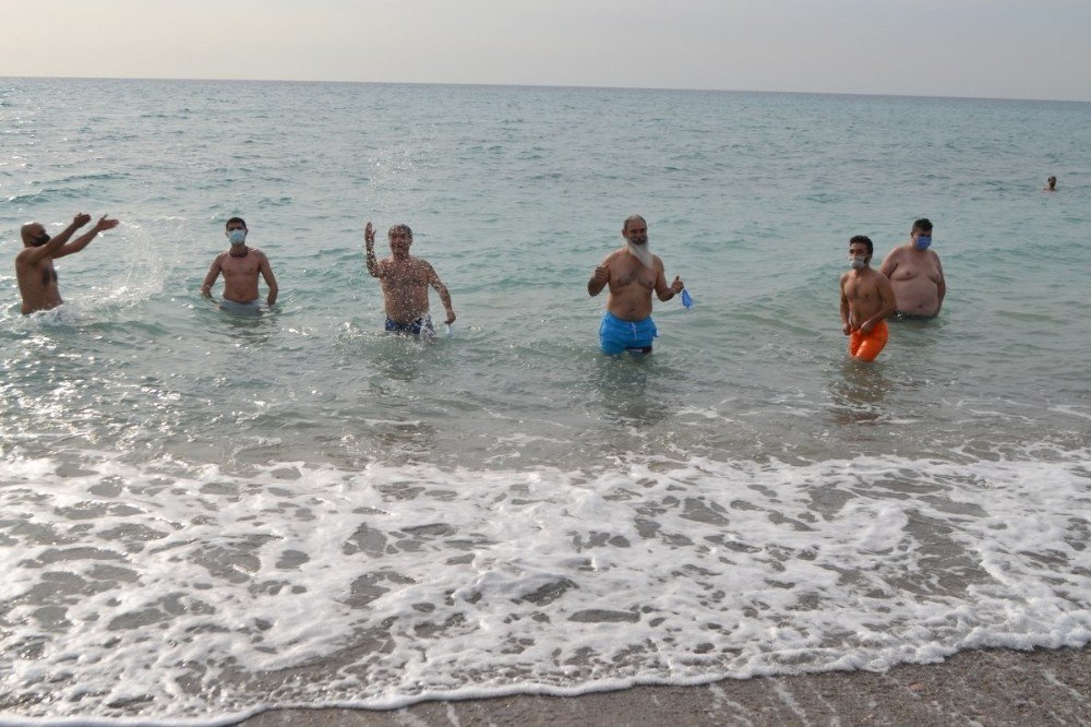Mersin’de Doğasever Grup, Kış Ortasında Denize Girme Etkinliği Düzenledi