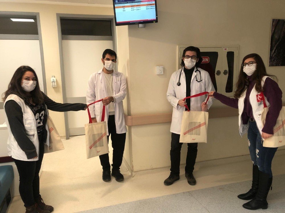 Öğrencilerden Sağlık Çalışanlarına Teşekkür Ziyareti