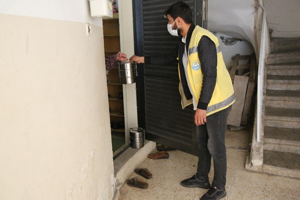 Haliliye’de İhtiyaç Sahiplerine Sıcak Yemek Dağıtımı