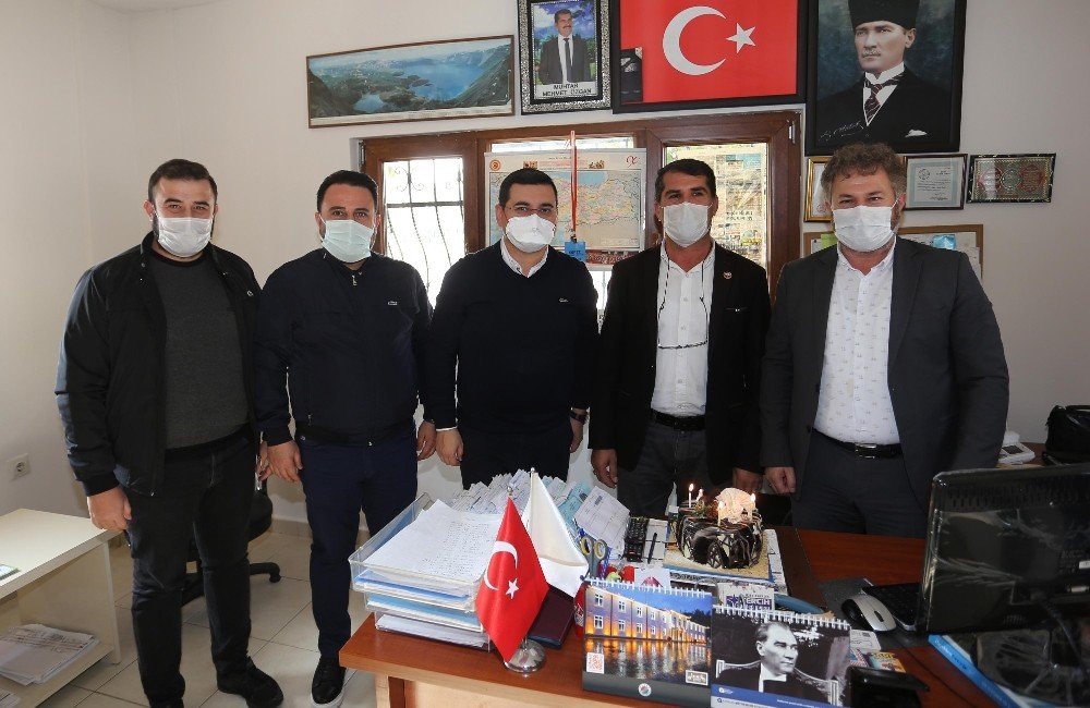Tütüncü’den Muhtarları Doğum Günlerinde Yalnız Bırakmadı