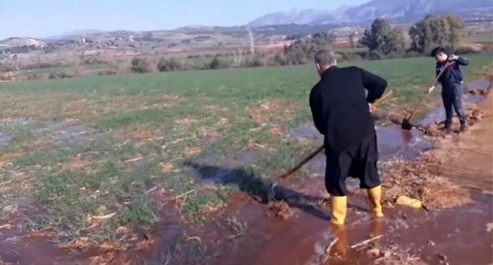 Osmaniye’de Çiftçiler Kuraklık Nedeniyle Buğday Tarlalarını Suladı