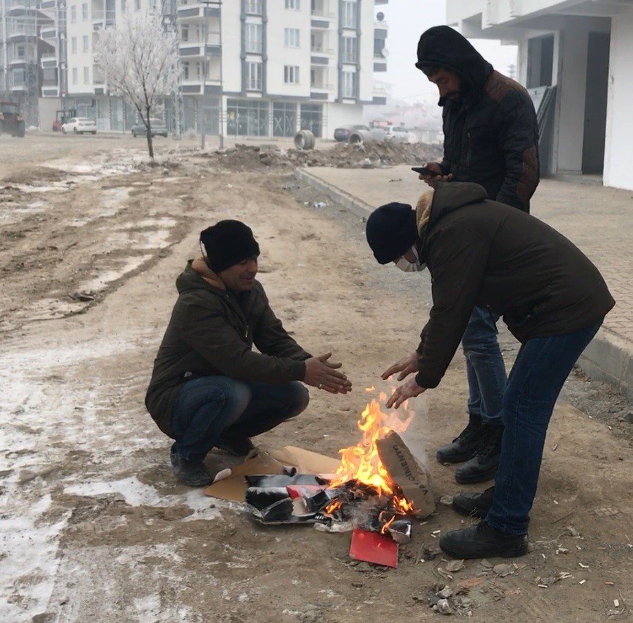 Soğuk Havada Ekmek Mücadelesi Veren İşçiler Ateş Yakarak Isınıyor