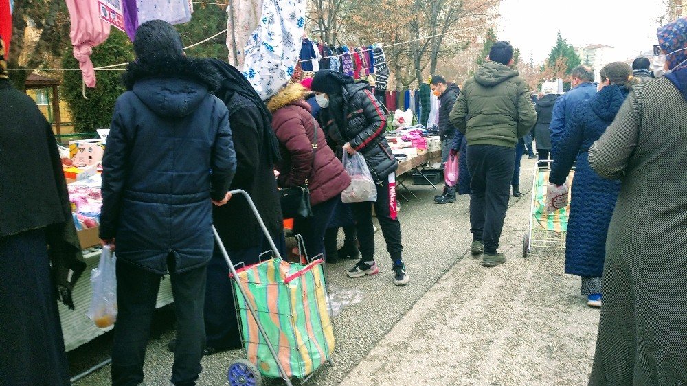 Çarşamba Pazarında Sosyal Mesafe Yine Hiçe Sayıldı