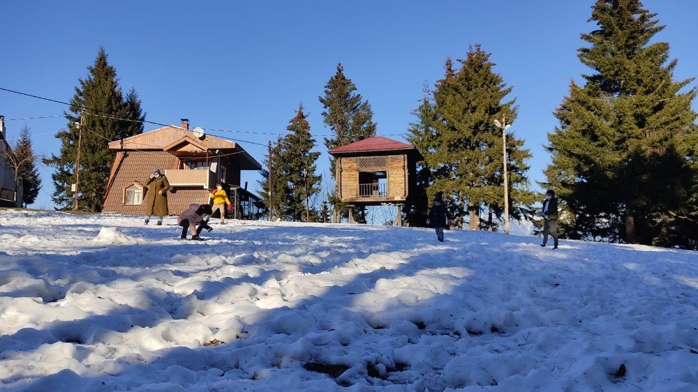Artvin’de Çocuklar Pandeminin Stresini Kafkasör Yaylasında Kar Topu Oynayarak Atıyor