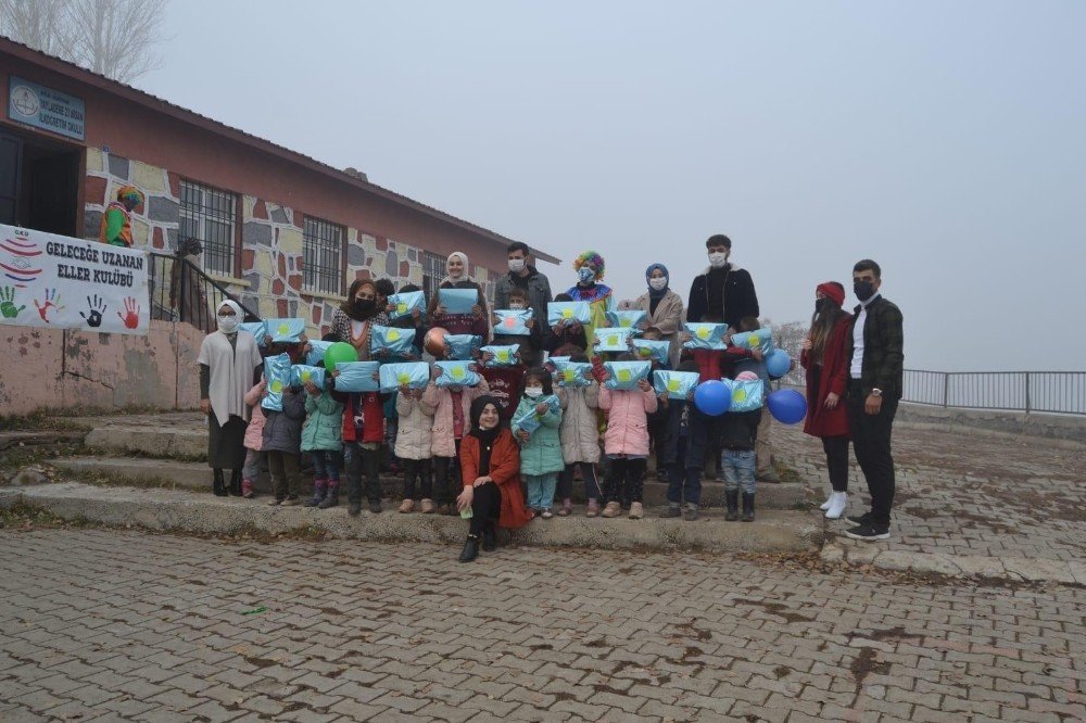 Hayırsever Vatandaştan Köy Okuluna Kütüphane