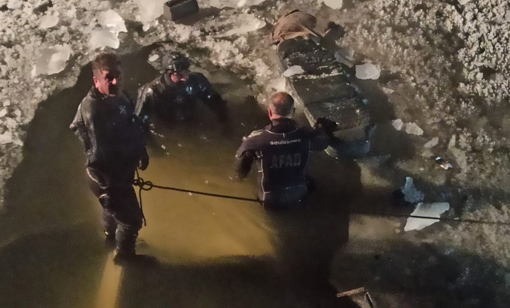 Direksiyon Hakimiyetini Kaybeden Otomobil Buz Tutan Nehre Uçtu: 1 Ölü