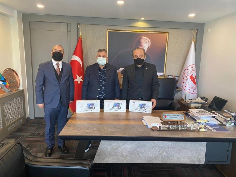 Aliağa’daki Öğrencilere Tablet Desteği