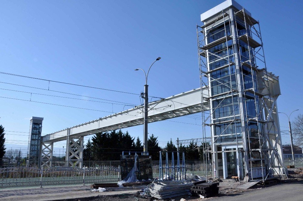 Akçaray Hattında Üst Geçit Çalışmaları Sürüyor