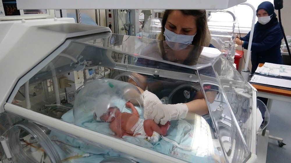 Annesi Korona Virüse Yenik Düştü, Sezaryenle Alınan Bebek Hayata Tutundu