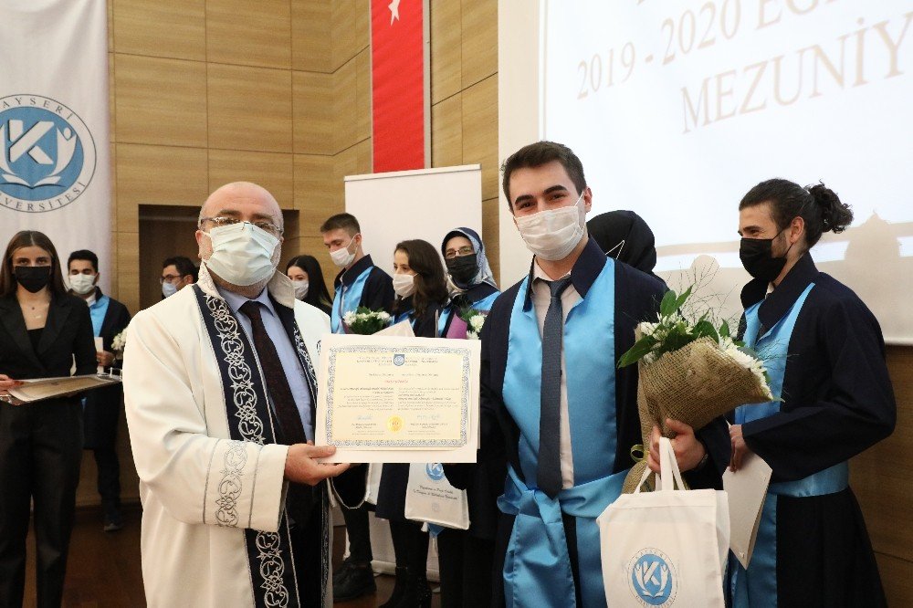 Kayü İlk Mezunlarına Sembolik Mezuniyet Ve Şed Bağlama Töreni Düzenledi