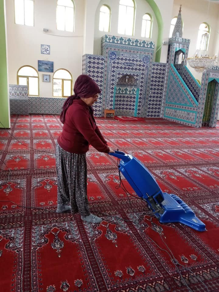 Aydın’da Kadınlar Camileri Gönüllü Olarak Temizledi