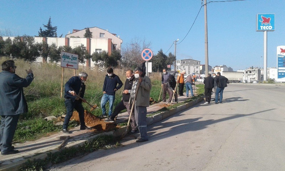 Mahalle Sakinlerinden İmece Usulü Fidan Dikimi