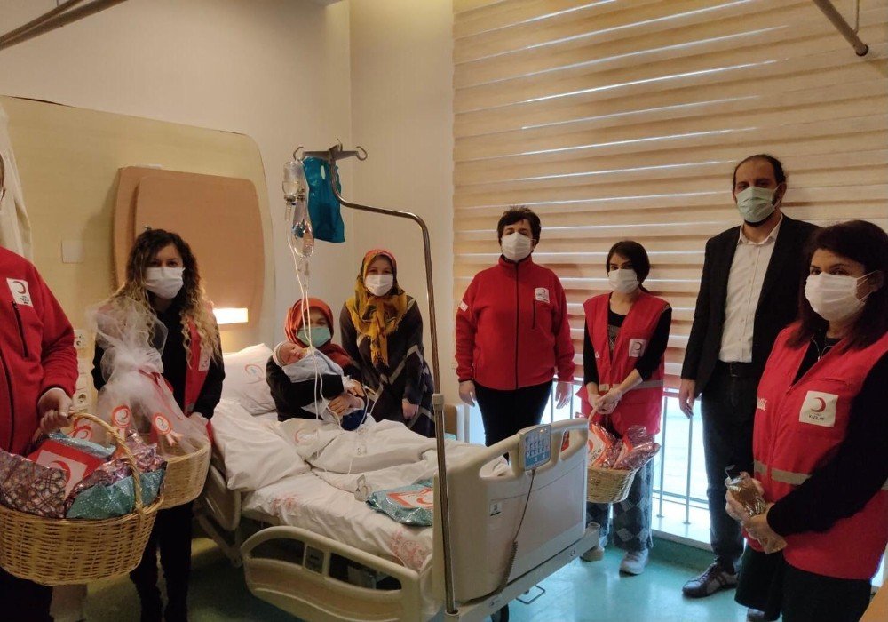 Annelere İlk Hediye Kızılay Kadın Gönüllülerinden
