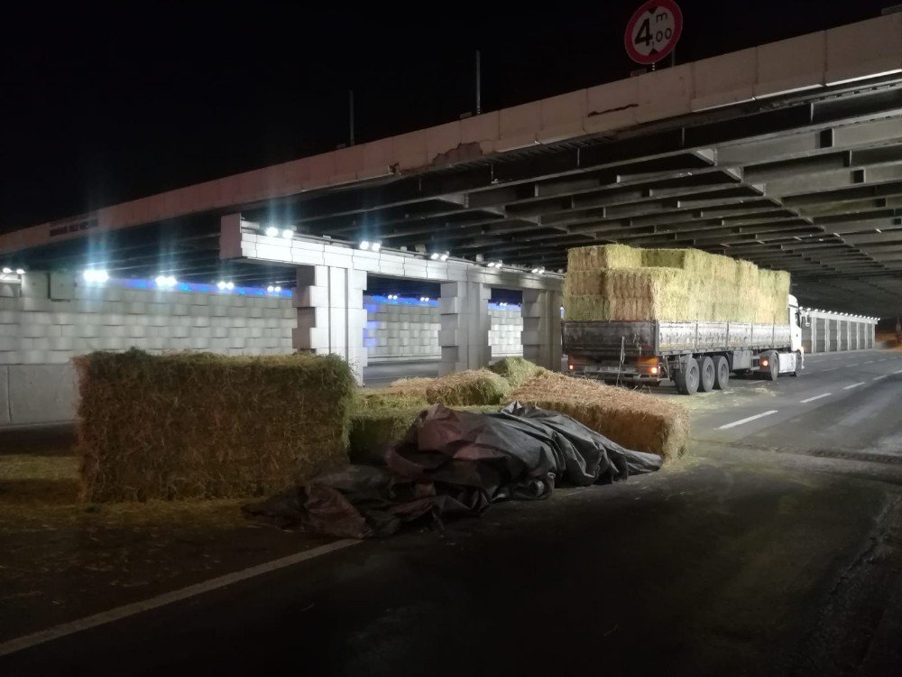İzmir’de Saman Yüklü Tır Alt Geçide Sıkıştı