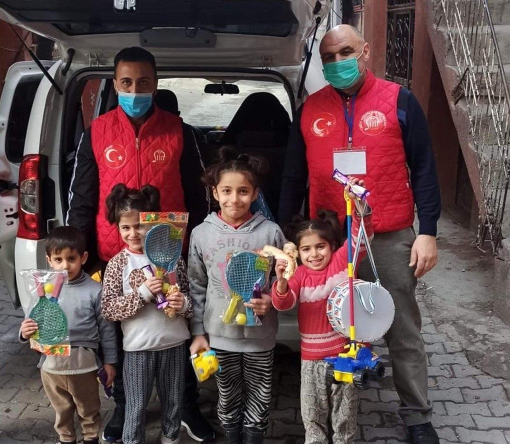 Siirt’te Vefa Sosyal Destek Grubu Ekipleri Çocukların Yüzünü Güldürdü