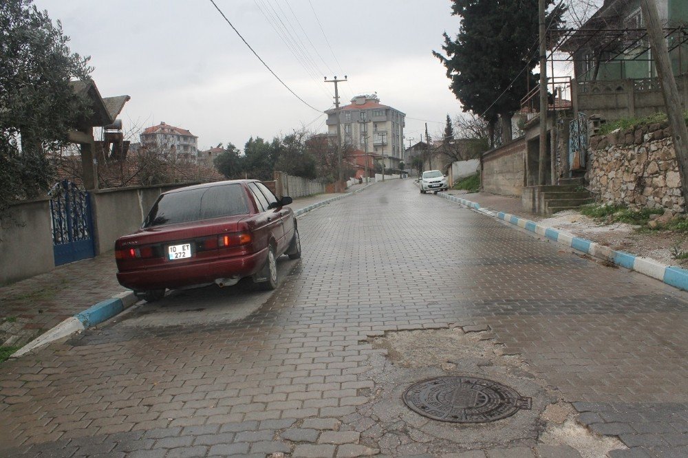Manyas’ta Cadde Ve Yollar Boşaldı