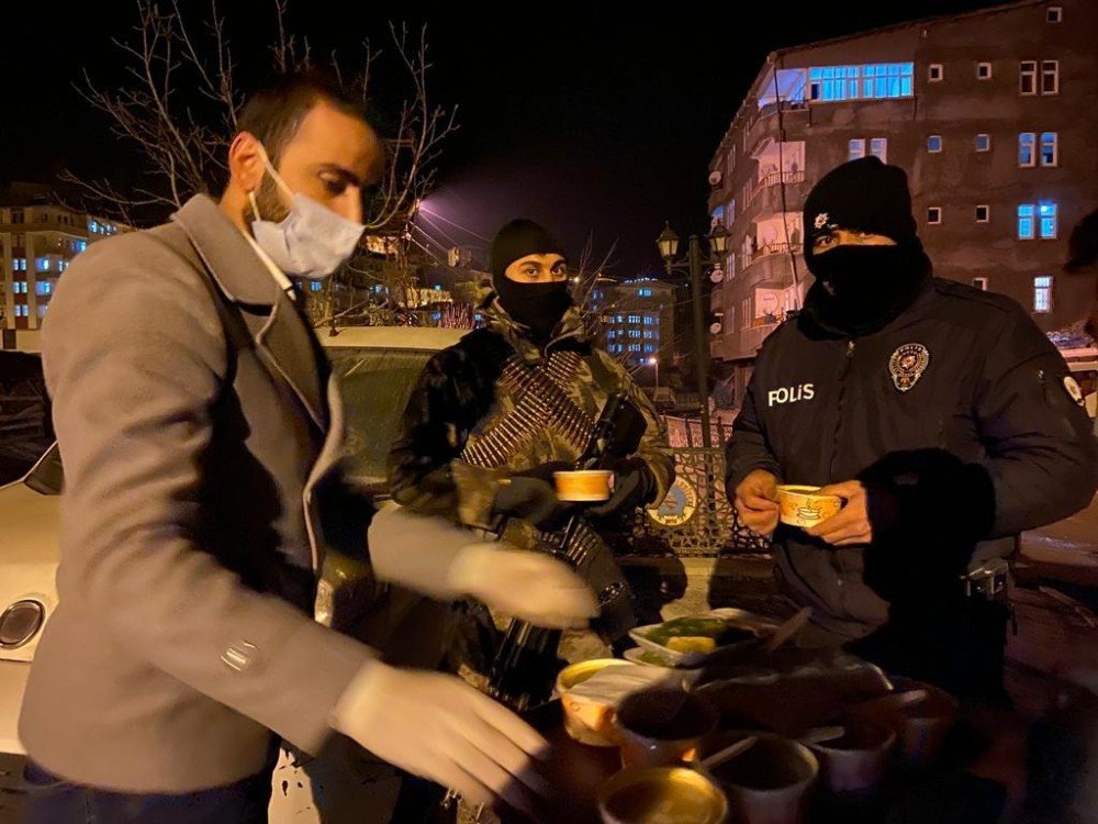 Ak Gençlerden Güvenlik Güçlerine Çorba İkramı