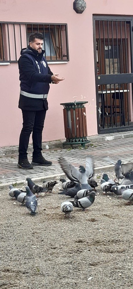 Bursa’da Sokak Hayvanlarına Polisten Şefkat Eli