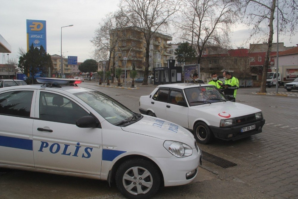 Ezine’de Sokağa Çıkma Kısıtlamalarına Uyuluyor
