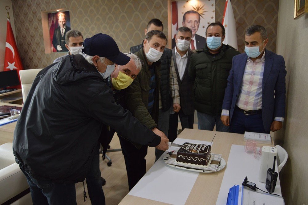Erdekli Gazetecilere Pastalı Kutlama