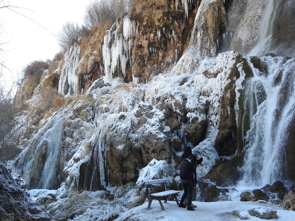 Girlevik Şelalesi Kısmen Buz Tuttu
