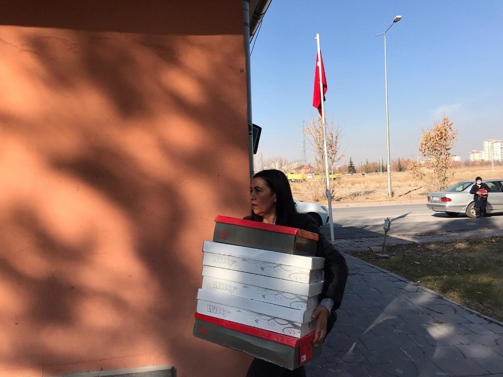 Mahalle Muhtarı İhtiyaç Sahiplerine Kendi Cebinden Bin 500 Çift Ayakkabı Aldı