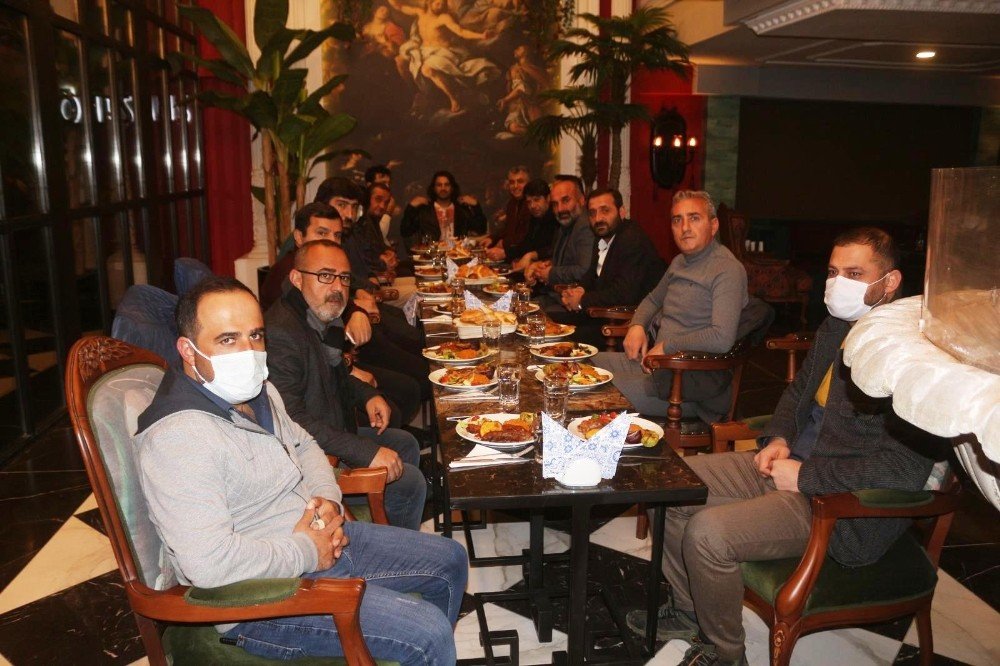 Gazetecilere Kaz Eti Jesti