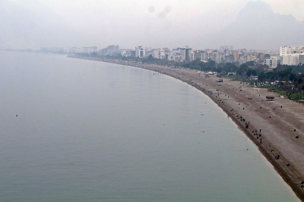 Hafta Sonu Kısıtlaması Sonrası Dünyaca Ünlü Sahile Akın Ettiler