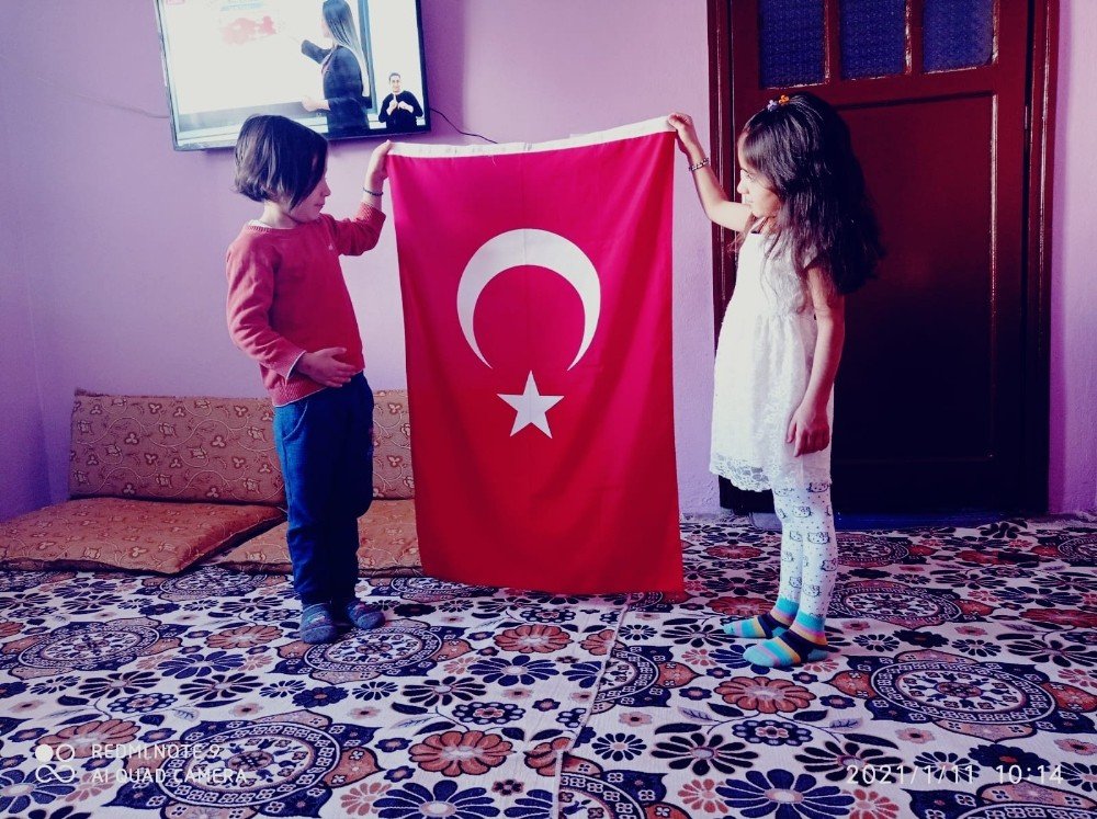 Siirt’te Köy Öğrencileri Bayrak Töreni Eşliğinde İstiklal Marşını Okudu