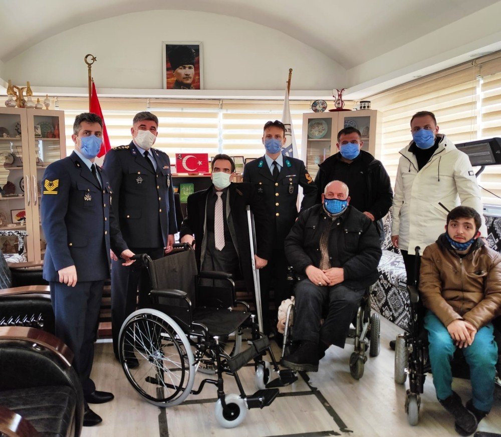 Engellilere Baston Ve Sandalye Desteği