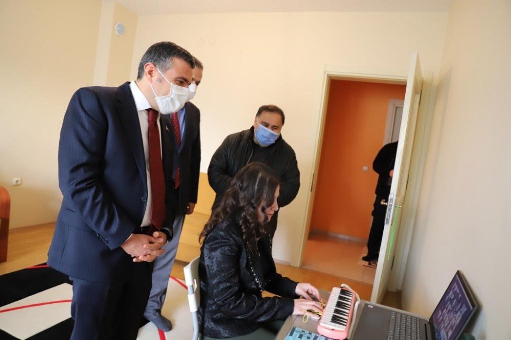 Vali Atay’dan Özbek’i Evinde Ziyaret Etti