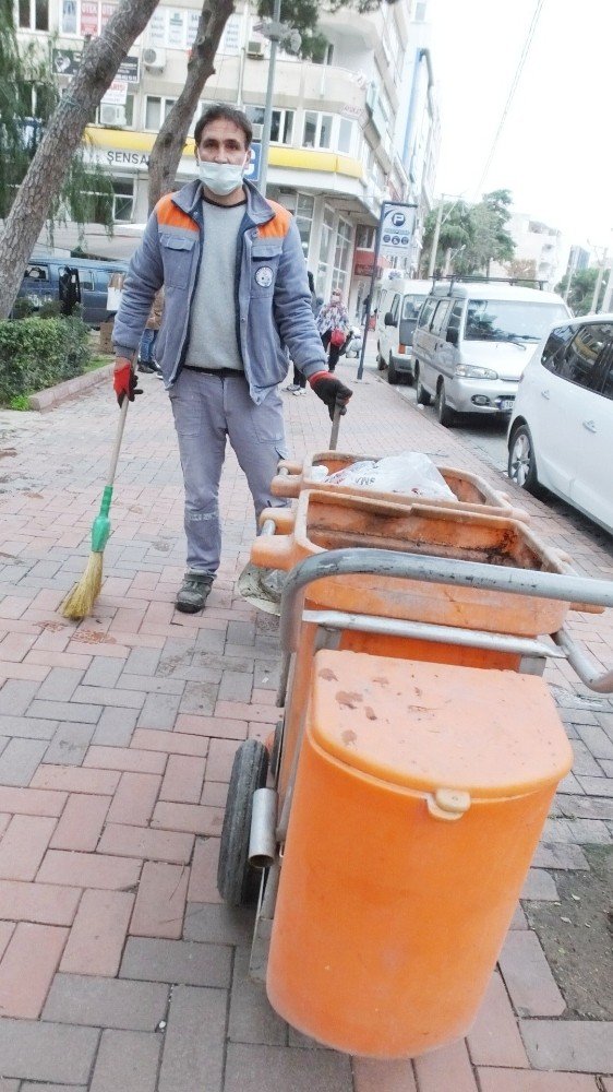 Burhaniye’de Çalışkan Temizlikçi Takdir Topladı