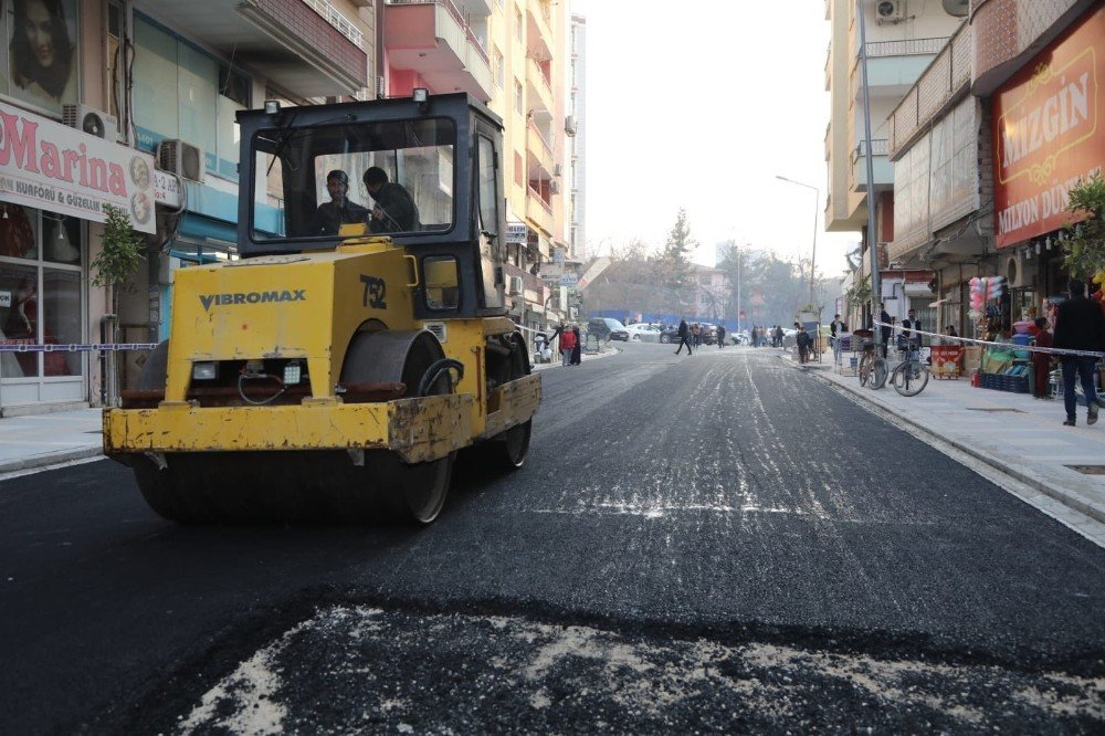 Kızıltepe’de Asfalt Serim Çalışmaları Devam Ediyor