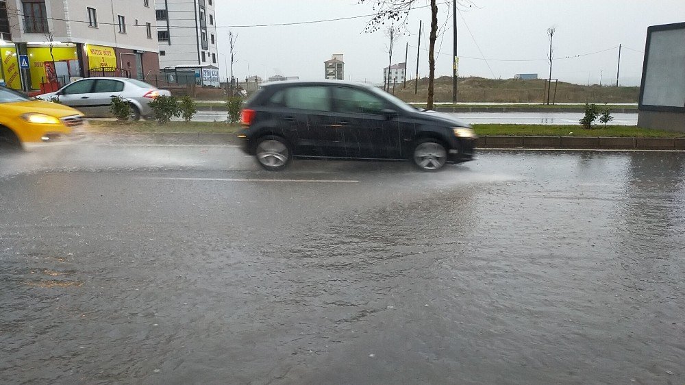 Çorlu’da Sağanak Yağış Hayatı Olumsuz Etkiledi