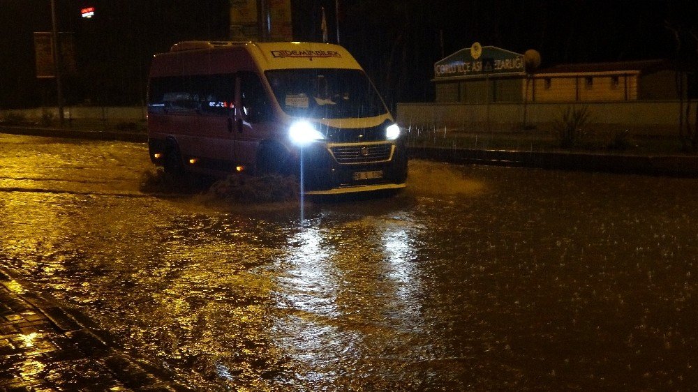 Tekirdağ’da Yağmur Caddeleri Göle Çevirdi